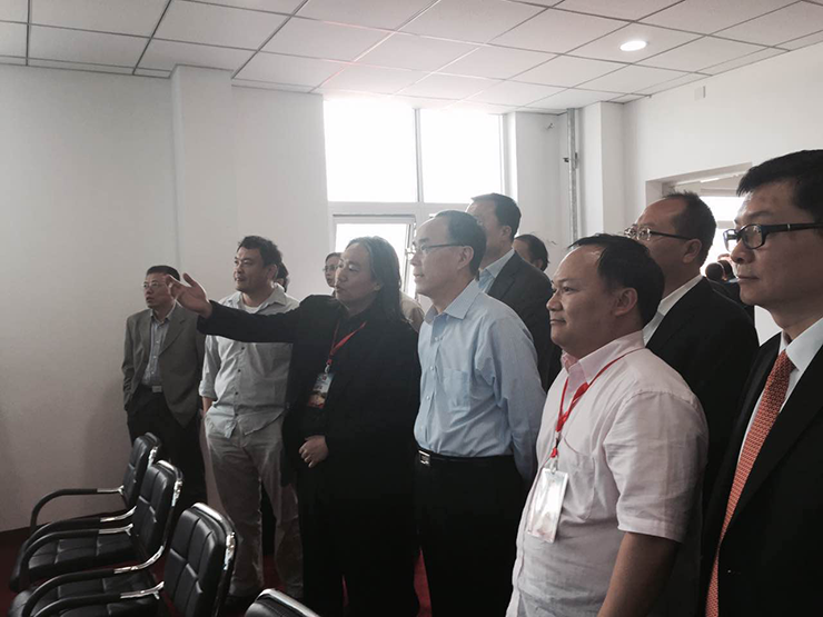 中國(guó)電信集團(tuán)董事長(zhǎng)常小兵參觀賽伯樂云創(chuàng)中衛(wèi)數(shù)據(jù)中心